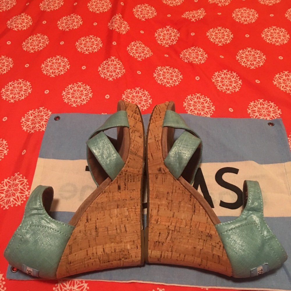 TOMS NWOT SZ 7 WEDGE SANDALS . FLAG INCLUDED . BOX NOT INCLUDED. - Picture 4 of 14